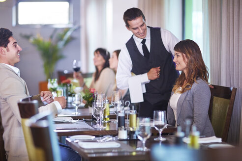 Geschäftsleute geben eine Bestellung bei einem Kellner in einem Hotelrestaurant auf - ZEF002489
