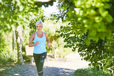 Frau joggt im Park - ZEF002096