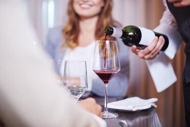 Kellner schenkt Wein für Geschäftspartner im Hotelrestaurant ein - ZEF002261