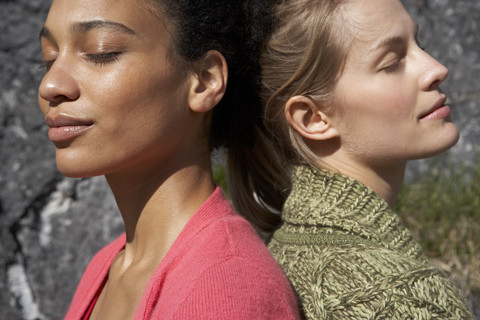 Zwei sonnenbadende Frauen, Nahaufnahme, lizenzfreies Stockfoto