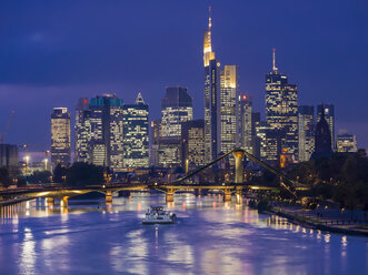 Deutschland, Hessen, Blick auf Frankfurt am Main, Flößerbrücke und Finanzviertel bei Nacht - AMF003231