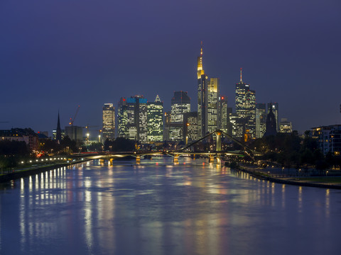 Deutschland, Hessen, Blick auf Frankfurt am Main, Flößerbrücke und Finanzviertel bei Nacht, lizenzfreies Stockfoto