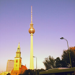 Fernsehturm Alex am Alexanderplatz, Wahrzeichen der Stadt Berlin, St.-Marien-Kirche, Berlin, Deutschland - MEMF000498