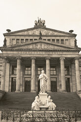 Deutschland, Berlin, Gendarmenmarkt, Konzerthaus und Schillerdenkmal - MEMF000504