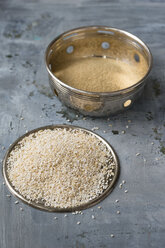 Bowl of uncooked amaranth and plate of popped amaranth - MYF000704