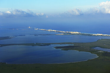 Mexiko, Quintana Roo, Blick auf Cancun, Luftaufnahme - FLKF000545