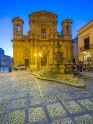 Italien, Sizilien, Marsala, Kirche La Chiesa del Purgatorio zur blauen Stunde - AMF003246