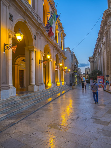 Italien, Sizilien, Provinz Trapani, Marsala, Altstadt, Piazza della Repubblica, Via XI Maggio, Palazzo VII Aprile am Abend, lizenzfreies Stockfoto