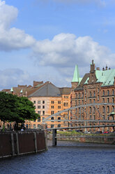 Deutschland, Hamburg, Speicherstadt mit Zollkanal - MIZF000713