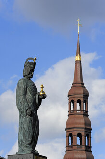 Germany, Hamburg, Barbarossa statue and St. Catherine's Church - MIZF000714