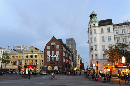 Germany, Hamburg, St. Pauli, Spielbudenplatz, theater and Davidwache - MIZF000725