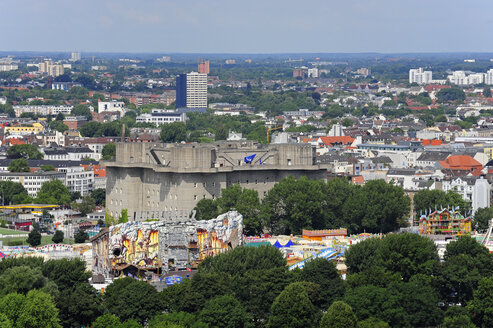 Deutschland, Hamburg, Stadtbild mit Bunker - MIZF000735