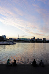 Germany, Hamburg, Binnenalster, people at Ballindamm - MIZF000788