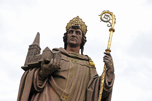 Deutschland, Hamburg, Statue des Erzbischofs Ansgar - MIZF000789