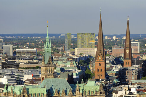 Deutschland, Hamburg, Rathaus und Kirchtürme - MIZF000757