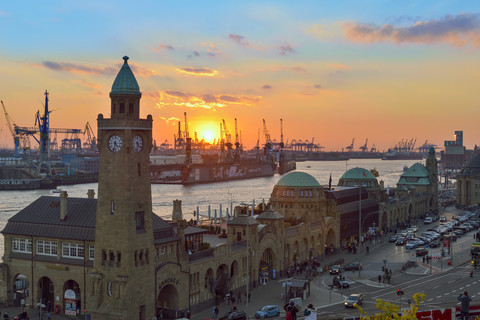 Deutschland, Hamburg, Hamburger Hafen und Landungsbrücken bei Sonnenuntergang, lizenzfreies Stockfoto