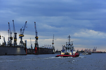 Deutschland, Hamburg, Fluss Elbe mit Schlepper - MIZF000791