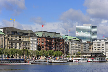 Deutschland, Hamburg, Ausflugsschiffe am Jungfernstieg auf der Binnenalster - MIZF000770