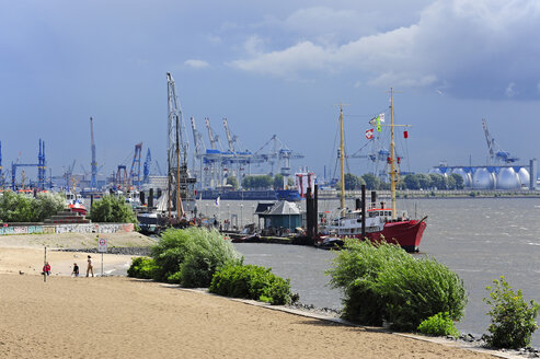 Germany, Hamburg, Oevelgoenne, harbor and bank of River Elbe - MIZF000778