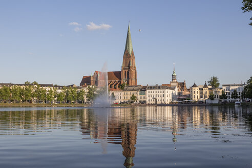 Deutschland, Mecklenburg-Vorpommern, Schwerin, Schweriner Dom und Pfaffenteich - PVCF000165