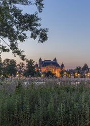 Deutschland, Mecklenburg-Vorpommern, Schwerin, Mecklenburgisches Staatstheater im Abendlicht - PVCF000167