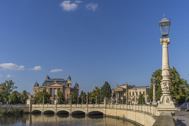 Deutschland, Mecklenburg-Vorpommern, Schwerin, Mecklenburgisches Staatstheater und Schlossbrücke - PVCF000172