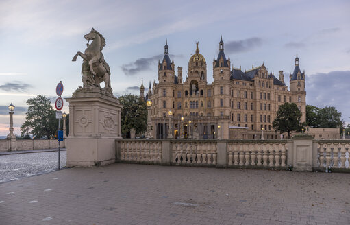 Deutschland, Mecklenburg-Vorpommern, Schwerin, Schweriner Schloss bei Sonnenaufgang - PVCF000175