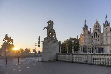 Deutschland, Mecklenburg-Vorpommern, Schwerin, Schweriner Schloss bei Sonnenaufgang - PVCF000179