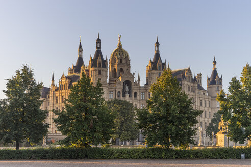 Deutschland, Mecklenburg-Vorpommern, Schwerin, Schweriner Schloss bei Sonnenaufgang - PVCF000180