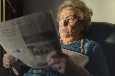Senior woman reading newspaper - FRF000125