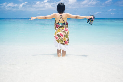 Malediven, Ari-Atoll, junge Frau im Wasser stehend am Meeresufer - FLF000588