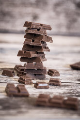 Stack of chocolate pieces on wood - SARF001044