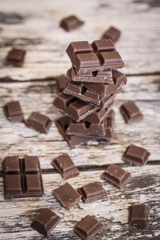 Stapel von Schokoladenstücken auf Holz, lizenzfreies Stockfoto
