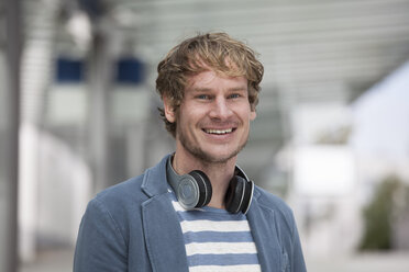 Portrait of smiling man with headphones - RBF002058