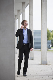 Businessman telephoning with smartphone - RBF002088