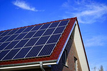 Germany, North Rhine-Westphalia, Minden, Solar panels on a rooftop - HOHF001135