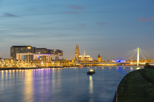 Deutschland, Nordrhein-Westfalen, Köln, Rheinauhafen mit Kranhäusern, Kölner Dom und Severinsbrücke am Abend - WGF000523