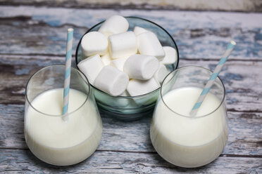 Zwei Gläser Milch und eine Schüssel mit weißen Marshmallows - SARF001042