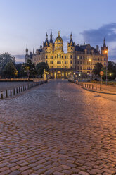 Deutschland, Mecklenburg-Vorpommern, Schwerin, Schweriner Schloss in der Abenddämmerung - PVCF000182