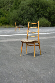 Zwei Holzstühle auf einer Landebahn - AXF000733