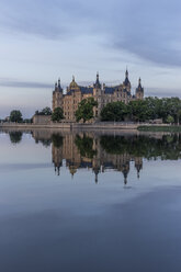 Deutschland, Mecklenburg-Vorpommern, Schwerin, Schweriner Schloss mit See - PVCF000184