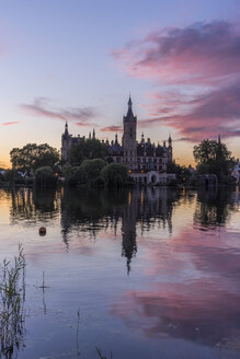 Deutschland, Mecklenburg-Vorpommern, Schwerin, Schweriner Schloss mit See in der Abenddämmerung - PVCF000186