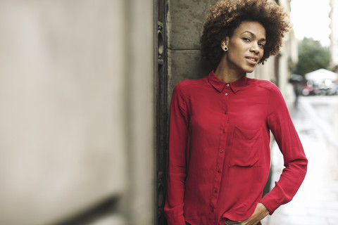 Junge Frau mit roter Bluse, lizenzfreies Stockfoto