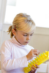 Kleines Mädchen macht Armbänder mit Loomboard - JFEF000541