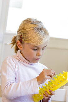 Kleines Mädchen macht Armbänder mit Loomboard - JFEF000541