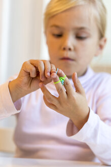 Kleines Mädchen macht Armbänder mit Loomboard - JFEF000546