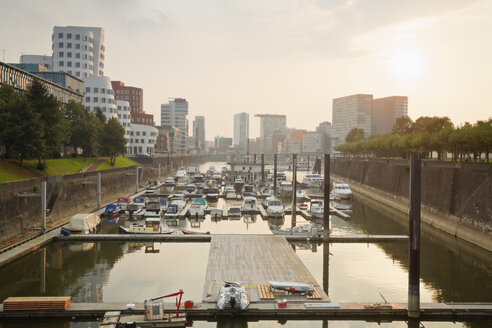 Deutschland, Düsseldorf, Blick auf den Medienhafen - MEMF000521