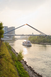 Deutschland, Düsseldorf, Blick auf die Düssel Rheinmündung mit Brücke und Schiff - MEM000522
