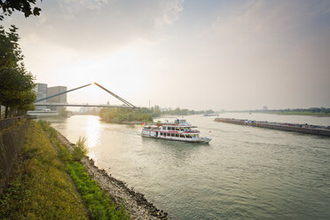 Deutschland, Düsseldorf, Blick auf die Düssel Rheinmündung mit Brücke und Schiff - MEMF000524