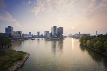 Deutschland, Düsseldorf, Medienhafen Twin Towers an der Hafenspitze - MEMF000527